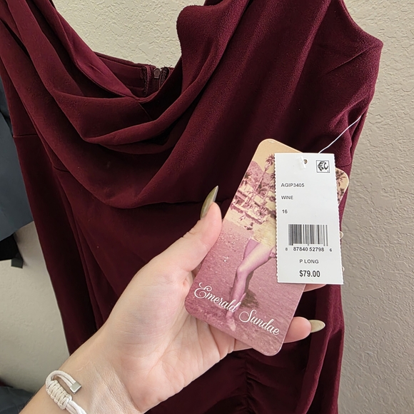 Elegant Burgundy Evening Gown - Picture 3 of 11